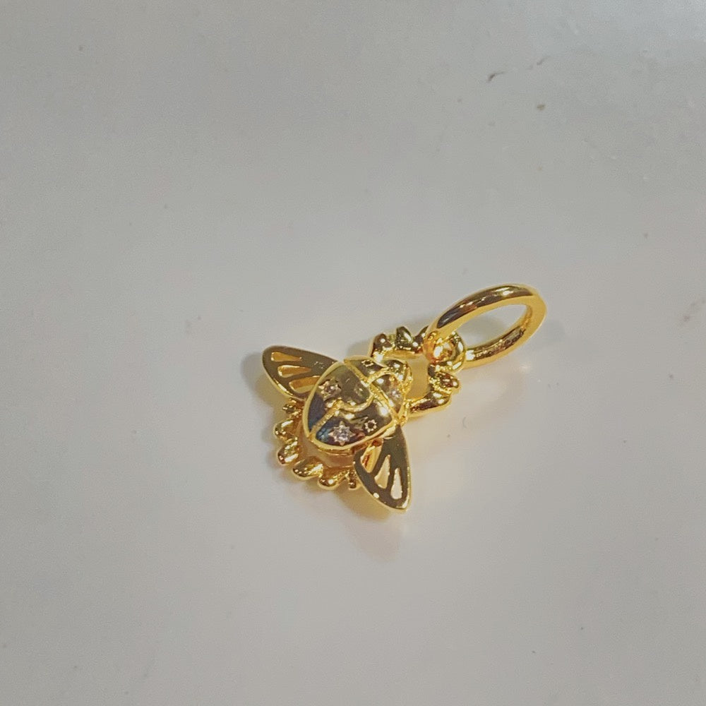 【Moments】Pan Gold Aladdin Scarab Beetle Dangle Charm 762345C01 Lucky insect necklace pendant