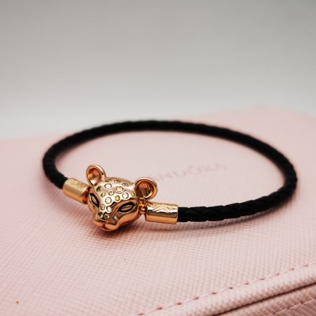 【Moments】PAN BLACK LEATHER BRACELET WITH PAN ROSE LIONESS CLASP BLACK 588053CBK rose gold