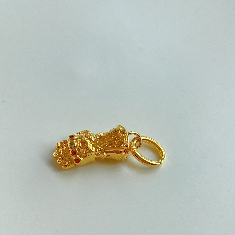 【Moments】PAN Mar The Avengers Infinity Gauntlet Dangle Charm gold hand pendant 760661C01 cartoon