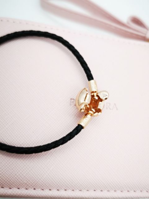 【Moments】PAN BLACK LEATHER BRACELET WITH PAN ROSE LIONESS CLASP BLACK 588053CBK rose gold